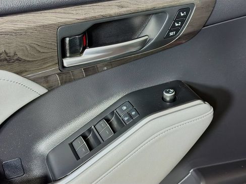 Used 2021 Toyota Highlander Platinum AWD/4WD image 18