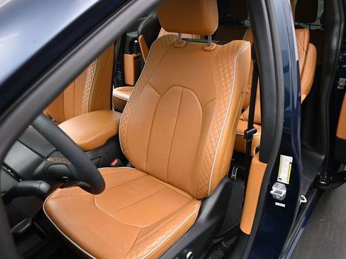 Used 2022 Chrysler Pacifica Pinnacle FWD image 11