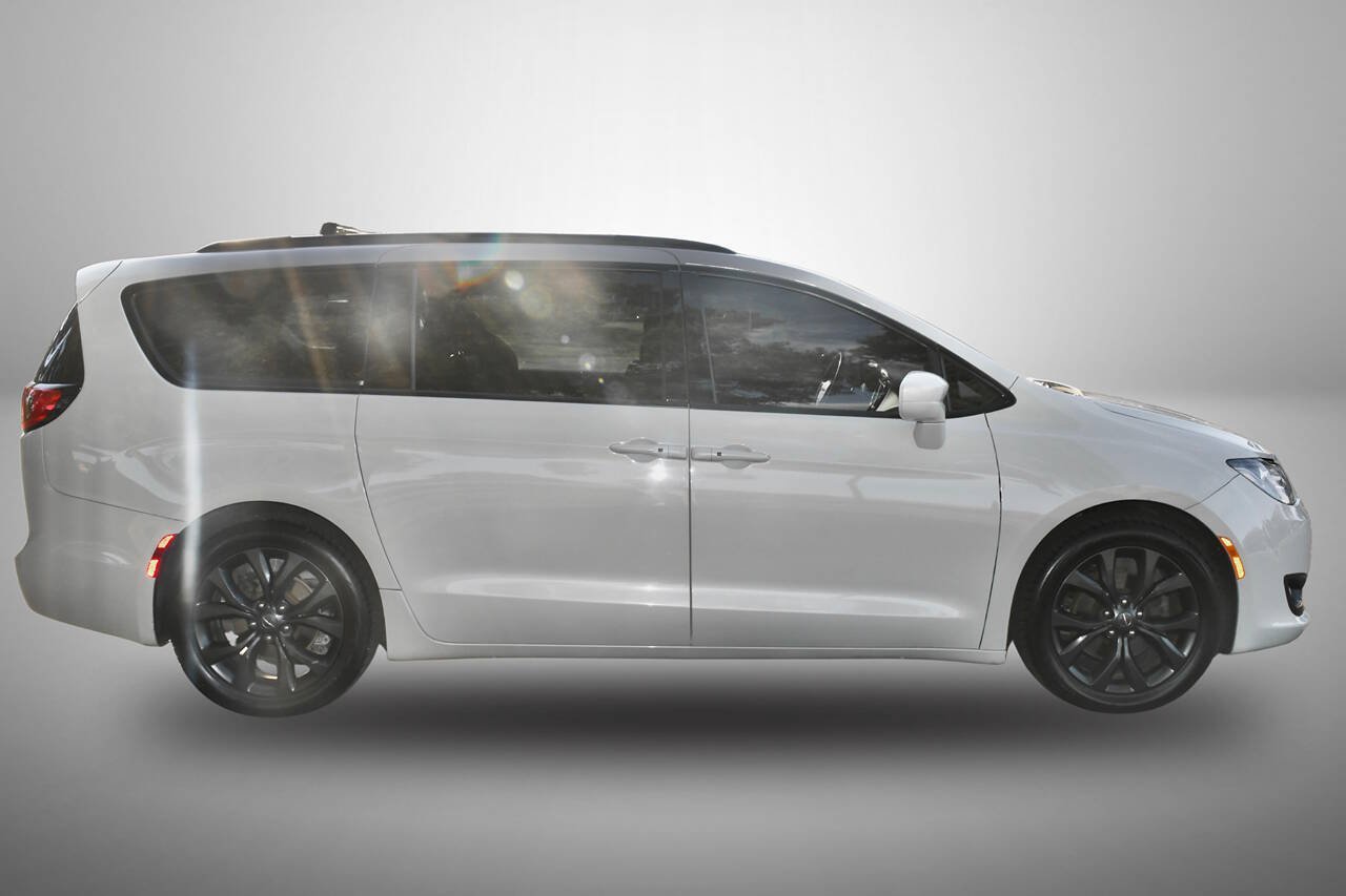 Used 2020 Chrysler Pacifica Touring-L w/ S Appearance Package FWD image 8