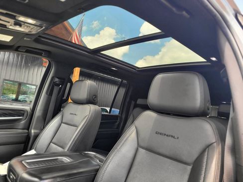 Used 2021 GMC Yukon XL Denali w/ Denali Premium Package AWD/4WD image 14