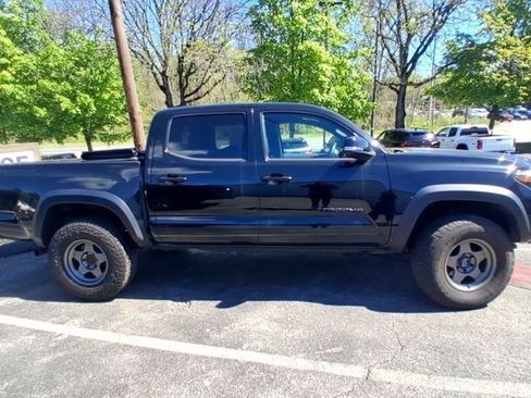 Used 2020 Toyota Tacoma TRD Off-Road w/ TRD Premium Off Road Package AWD/4WD image 2