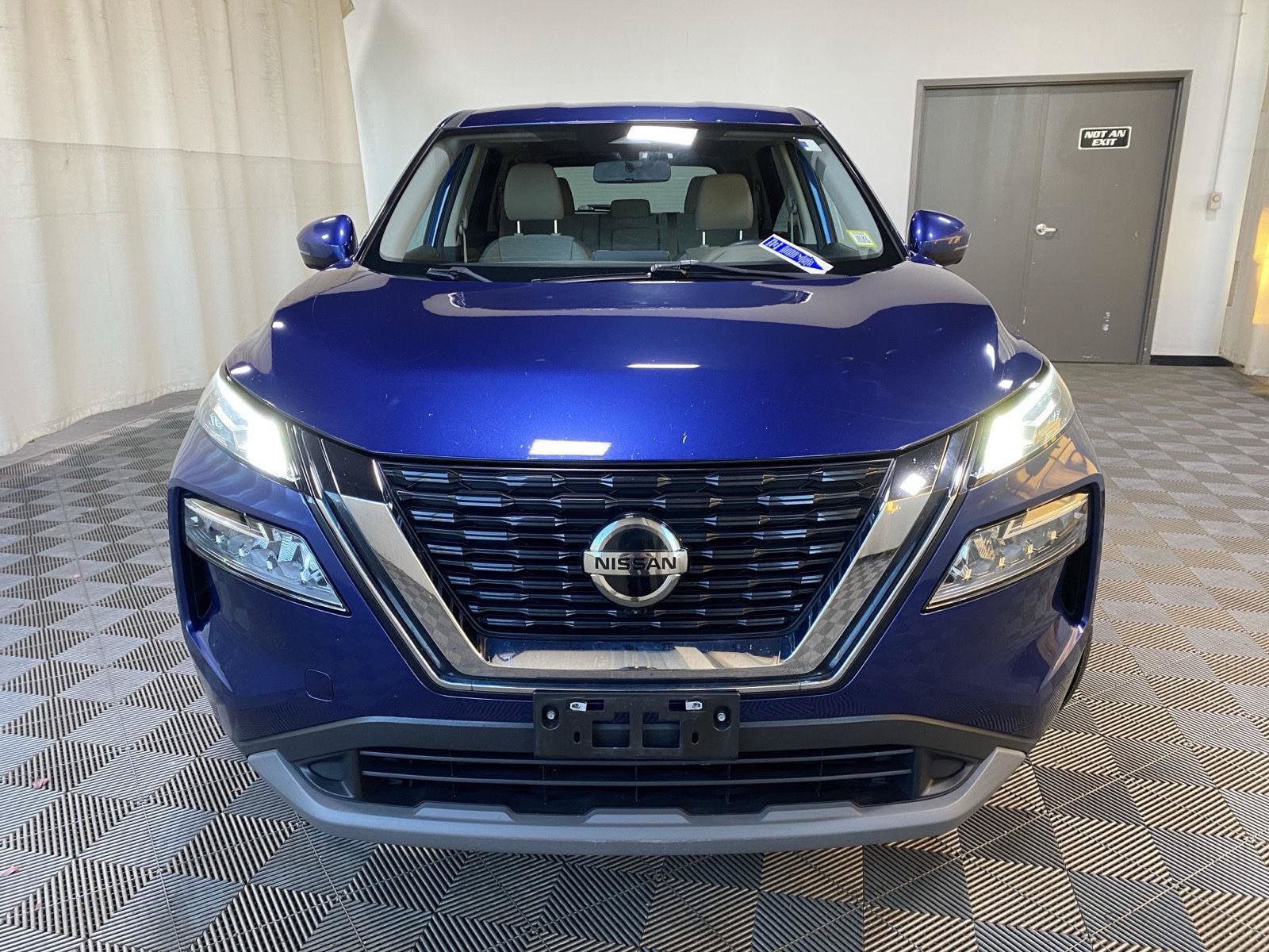 Used 2021 Nissan Rogue SV FWD image 2