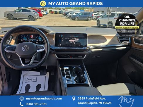 Used 2025 Volkswagen Atlas SE AWD/4WD image 12