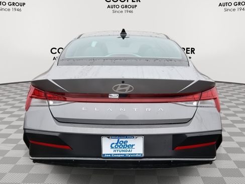 Certified 2025 Hyundai Elantra SEL image 8