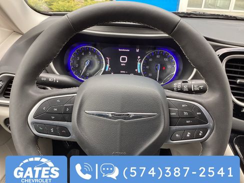Used 2023 Chrysler Pacifica Touring-L FWD image 35
