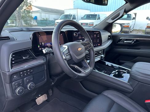 Used 2025 Chevrolet Suburban Z71 image 30