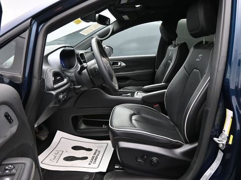 Used 2025 Chrysler Pacifica Limited FWD image 9