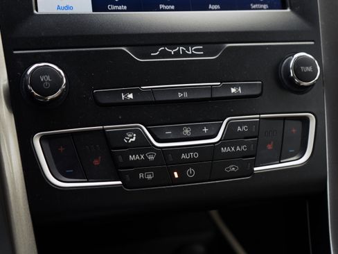 Used 2019 Ford Fusion SEL image 34