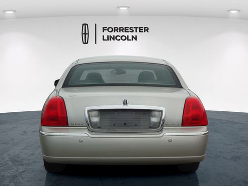 Used 2003 Lincoln Town Car Cartier RWD image 4