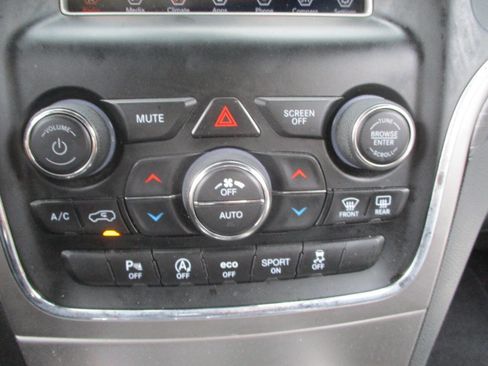 Used 2019 Jeep Grand Cherokee Laredo image 9