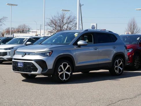 Certified 2025 Volkswagen Taos SEL image 3