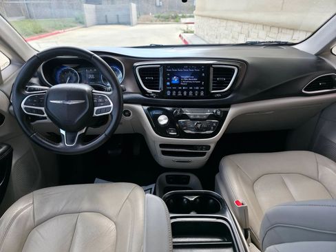 Used 2017 Chrysler Pacifica Touring-L FWD image 15