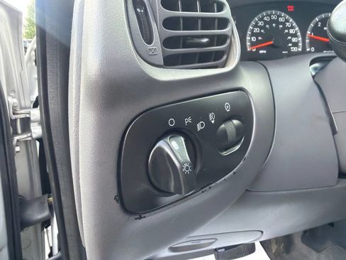 Used 2001 Ford F150 Lariat AWD/4WD image 16