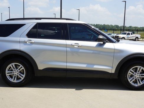 Used 2023 Ford Explorer XLT w/ Equipment Group 202A RWD image 4