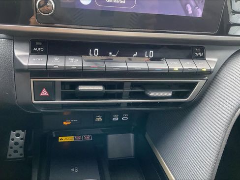 Used 2025 Toyota Camry SE w/ Convenience Package FWD image 29