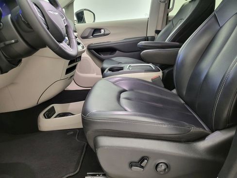 Used 2024 Chrysler Pacifica Limited FWD image 4