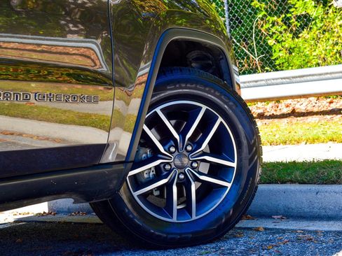 Used 2019 Jeep Grand Cherokee Limited image 16