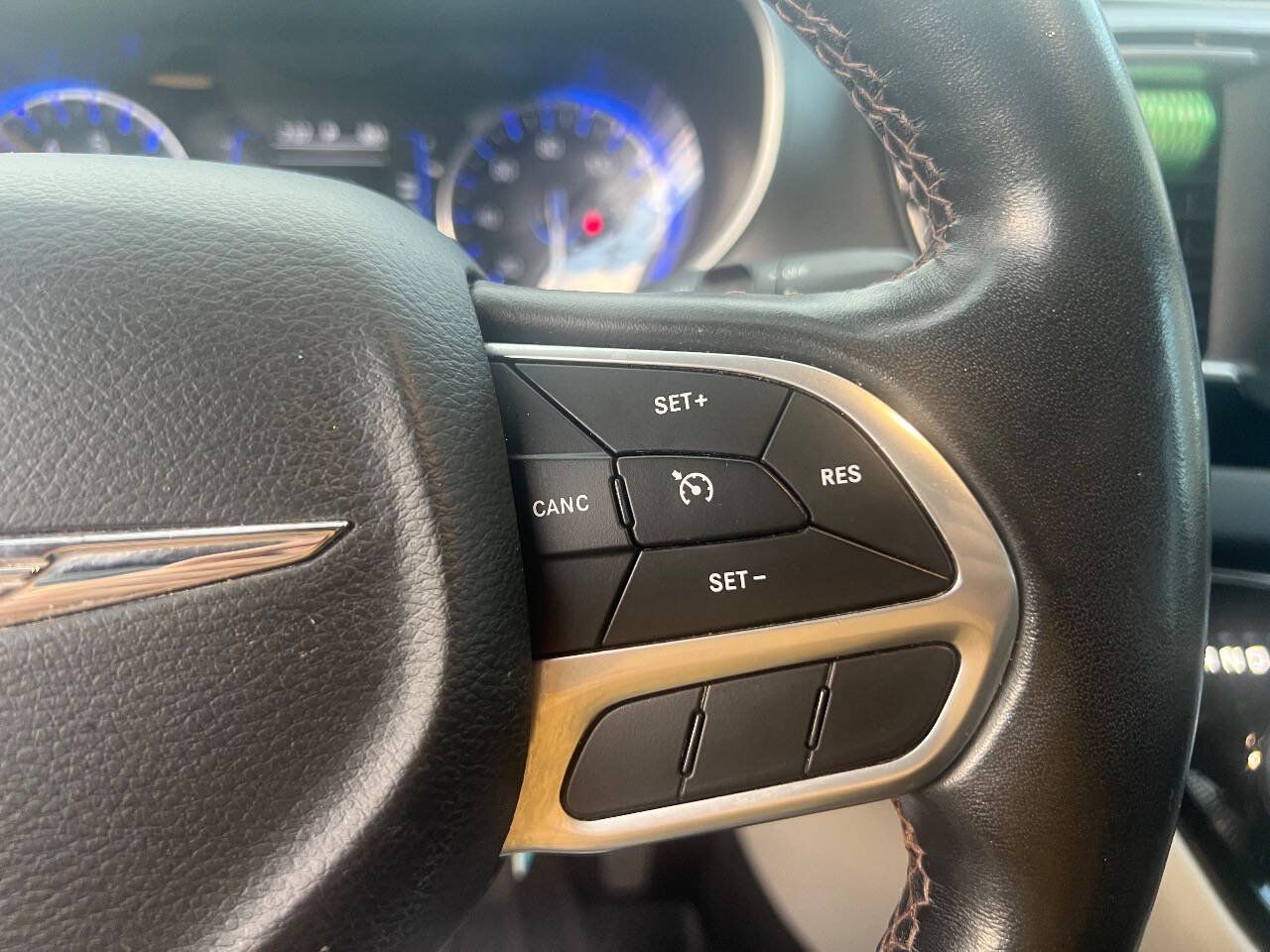 Used 2020 Chrysler Pacifica Touring-L FWD image 29