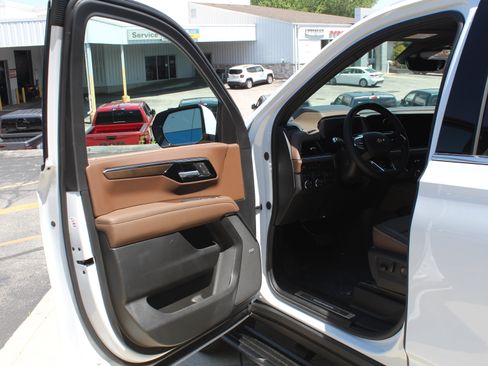 New 2026 Chevrolet Suburban High Country w/ LPO, Illumination Package AWD/4WD image 8