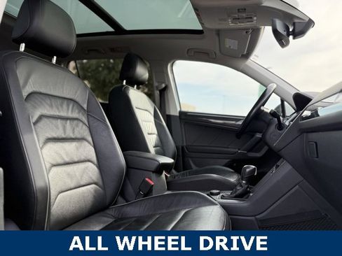 Used 2018 Volkswagen Tiguan SEL Premium image 23