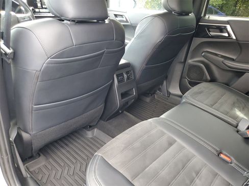 Used 2024 Mitsubishi Outlander SE image 22