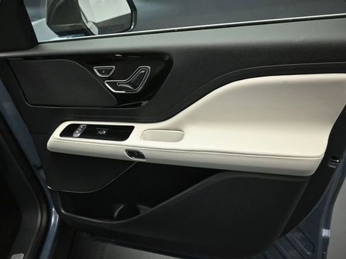 Used 2025 Lincoln Aviator AWD image 32