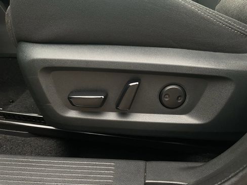 Used 2025 Nissan Rogue SV FWD image 11