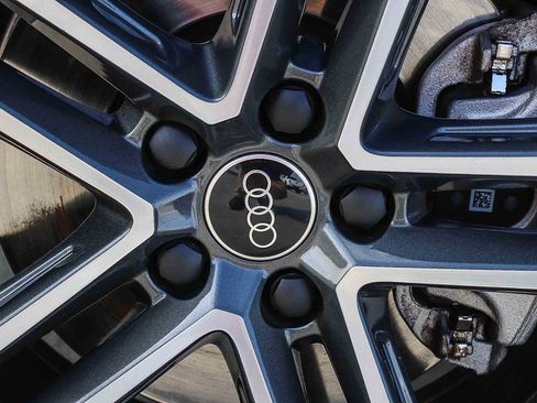 Used 2025 Audi Q5 Premium w/ Convenience Package image 15