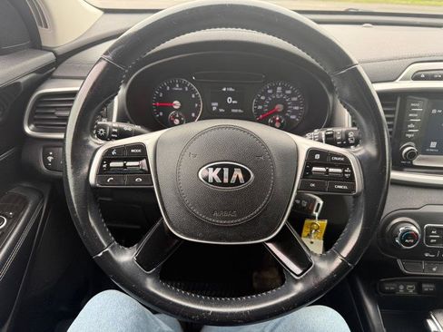 Used 2019 Kia Sorento LX w/ LX Convenience Package image 2