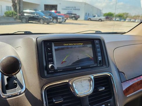 Used 2015 Chrysler Town & Country Touring w/ Driver Convenience Group image 7