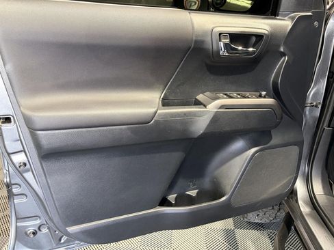 Used 2018 Toyota Tacoma TRD Off-Road w/ Technology Package image 7