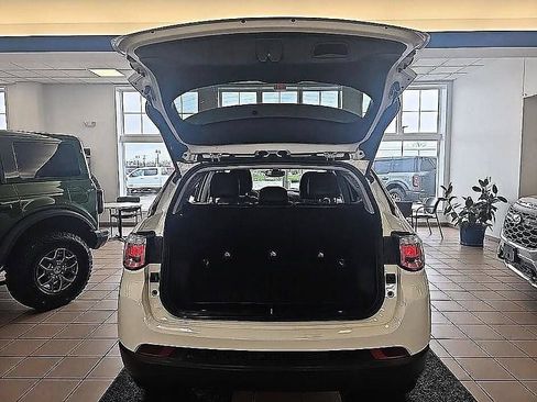 Used 2020 Jeep Compass Latitude w/ Cold Weather Group AWD/4WD image 28