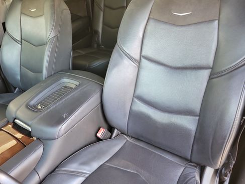 Used 2019 Cadillac Escalade ESV Luxury RWD image 11
