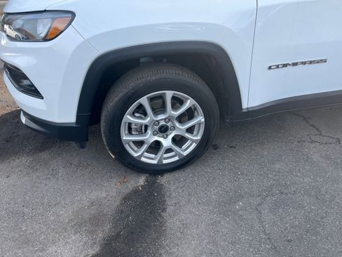 Used 2025 Jeep Compass Limited image 31