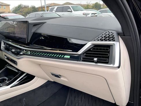 Used 2025 BMW X7 M60i image 17