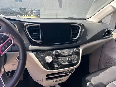 Used 2023 Chrysler Pacifica Touring-L FWD image 10