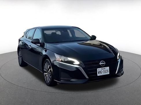 Used 2025 Nissan Altima 2.5 SV image 3