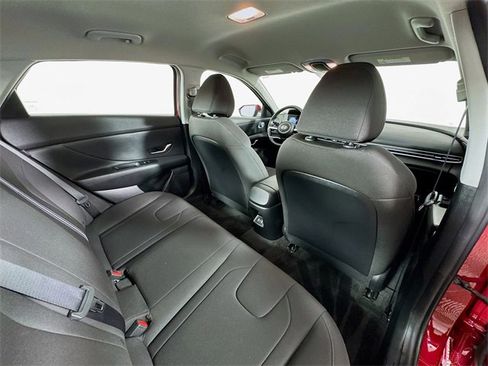 Certified 2024 Hyundai Elantra SEL image 31