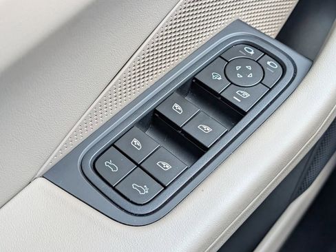 Certified 2025 Porsche Macan Electric RWD image 27