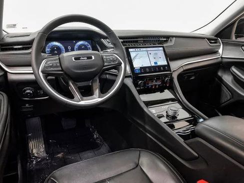 Certified 2023 Jeep Grand Cherokee Limited w/ Black Appearance Package image 6