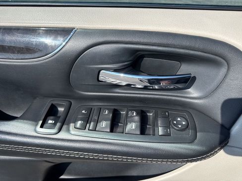 Used 2016 Chrysler Town & Country Touring-L w/ Driver Convenience Group image 15