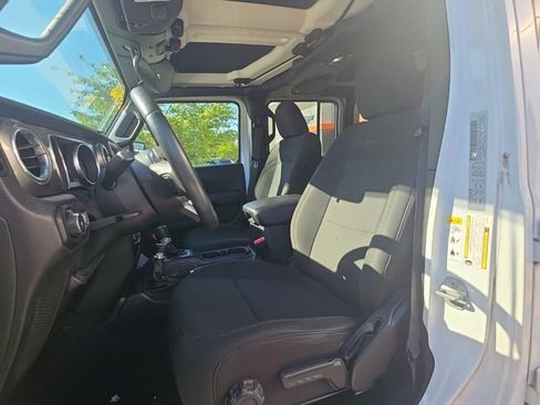 Used 2018 Jeep Wrangler Unlimited Sahara AWD/4WD image 9