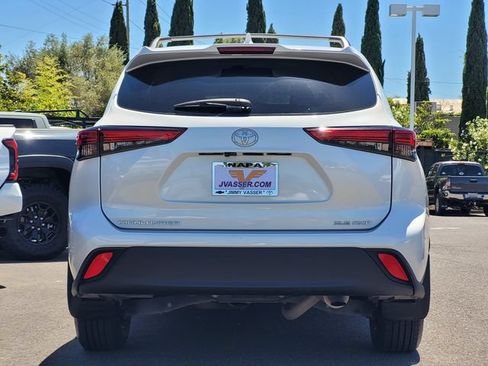 Used 2023 Toyota Highlander XLE AWD/4WD image 7