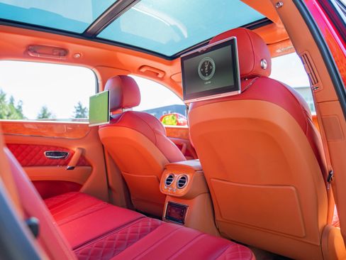 Used 2017 Bentley Bentayga image 8