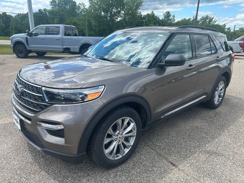 Used 2021 Ford Explorer XLT w/ Equipment Group 202A AWD/4WD image 3