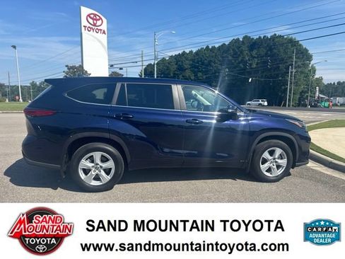 Used 2023 Toyota Highlander LE AWD/4WD image 2
