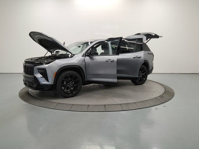 Used 2025 Chevrolet Traverse RS FWD image 12