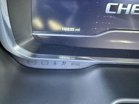 Used 2023 Chevrolet Suburban LT w/ Luxury Package image 4