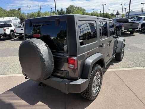 Used 2018 Jeep Wrangler Unlimited Rubicon w/ Connectivity Group AWD/4WD image 6