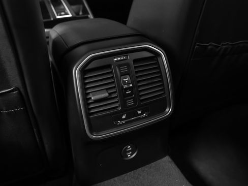 Certified 2022 Porsche Macan AWD/4WD image 40